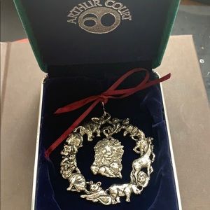 Rare! Arthur court Lion with Lamb wreath ornament!